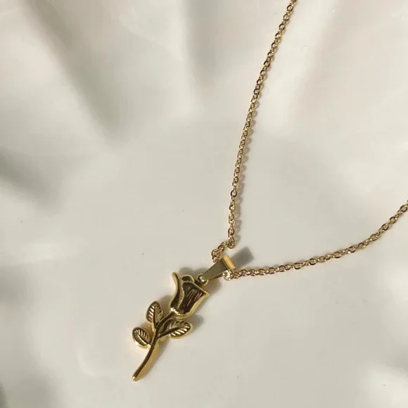 Waterproof rose necklace - Picture 4 of 5